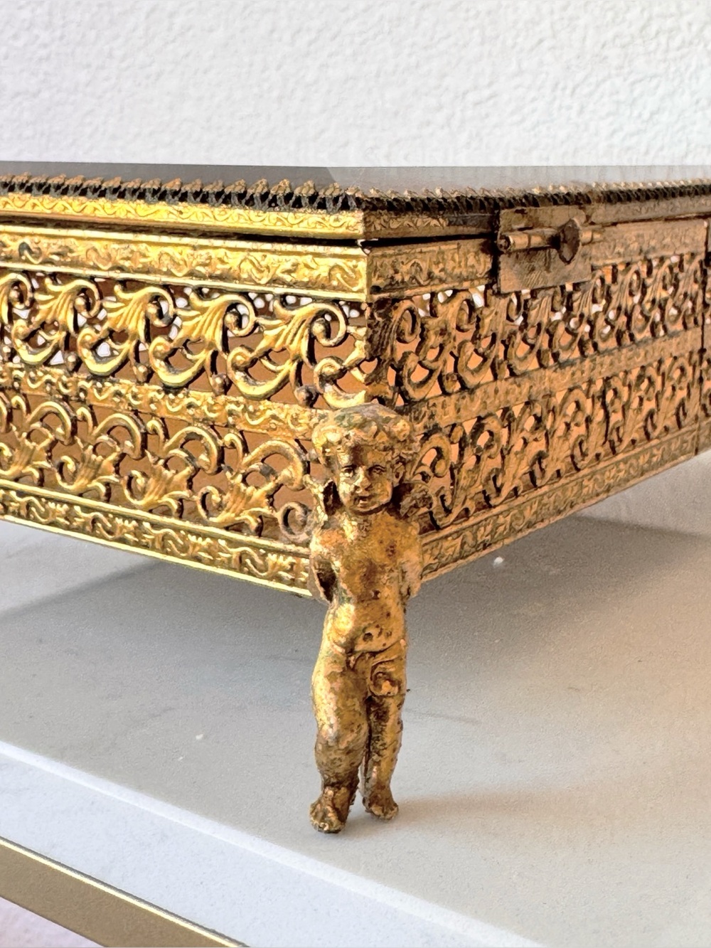 Vintage Ormolu Filigree Beveled Glass Jewelry Box with Cherub Feet - Picture 3 of 9